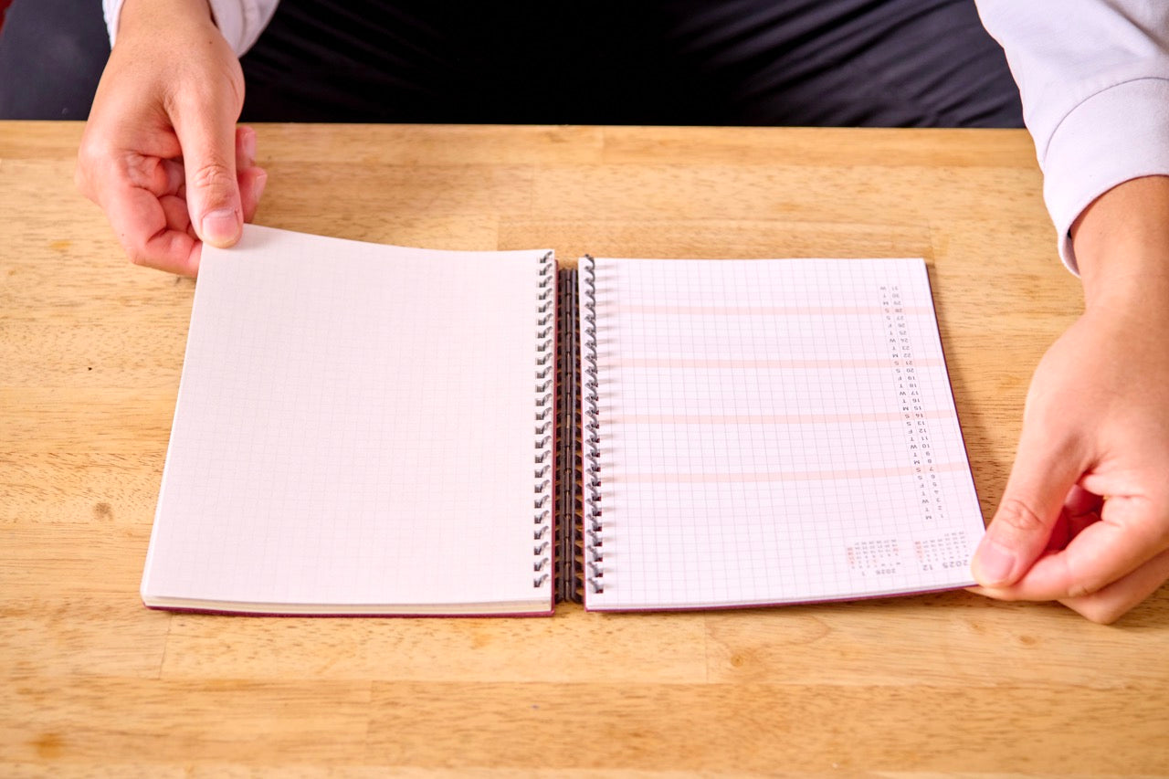 GRID LIFE PLANNERのページをリングから外す手元